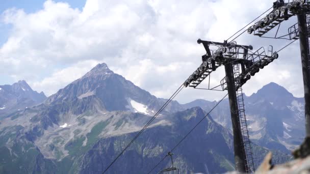 Teleférico Cima Montaña Con Clima Nublado Moderno Teleférico Con Bancos — Vídeos de Stock