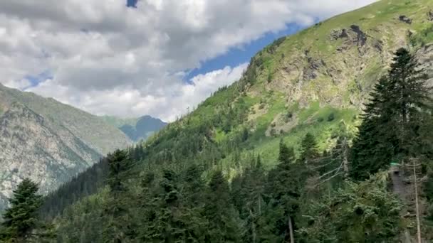 Puncak Gunung Terhadap Langit Berawan Puncak Batu Megah Terletak Terhadap — Stok Video