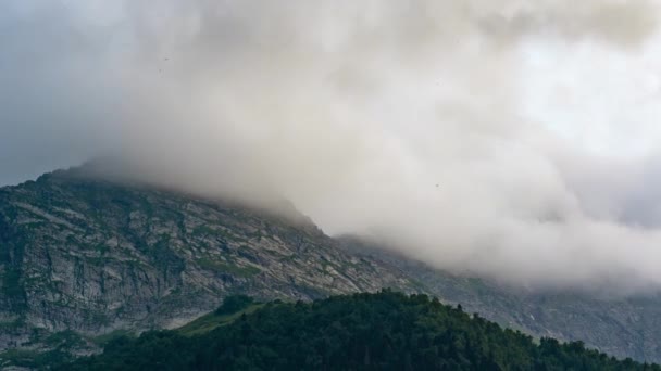 絵のような景色 曇りの空に対して山 尾根上の青い空に浮かぶ雲 — ストック動画