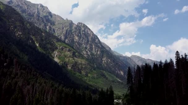 Een Pittoresk Landschap Berg Tegen Bewolkte Lucht Wolken Zweven Blauwe — Stockvideo