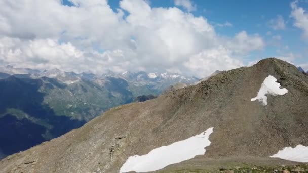 Живописный Пейзаж Гора Против Облачного Неба Облака Плавающие Голубом Небе — стоковое видео
