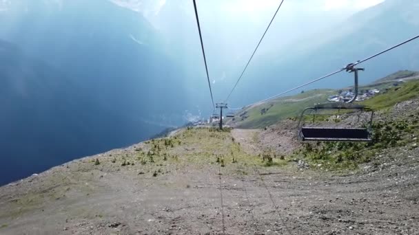 Bergbahn Bei Bewölktem Wetter Moderne Seilbahn Mit Bänken Atemberaubendem Bergigem — Stockvideo