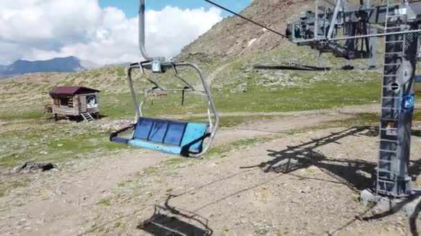 Cableway Mountaintop Cloudy Weather Modern Ropeway Benches Amazing Mountainous Terrain — Stock Video