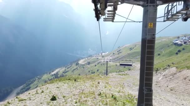 Bergbahn Bei Bewölktem Wetter Moderne Seilbahn Mit Bänken Atemberaubendem Bergigem — Stockvideo