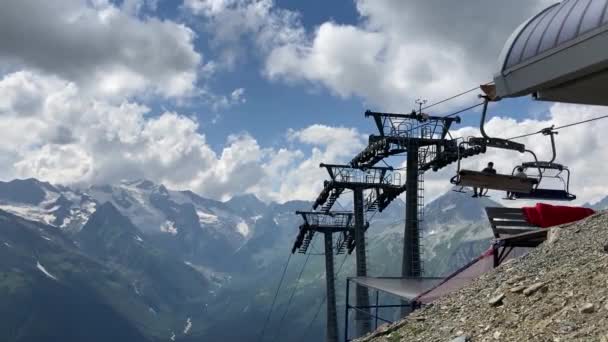 Cableway Mountaintop Cloudy Weather Modern Ropeway Benches Amazing Mountainous Terrain — Stock Video