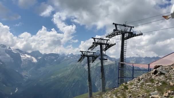 Teleférico Cima Montaña Con Clima Nublado Moderno Teleférico Con Bancos — Vídeos de Stock