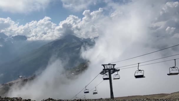 구름낀 날씨에 산꼭대기에 오두막입니다 놀라운 지대에 벤치가 현대식 노천광로 — 비디오