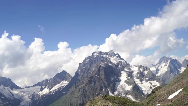 Γραφικό Τοπίο Βουνό Κατά Συννεφιά Σύννεφα Που Αιωρούνται Στον Γαλάζιο — Αρχείο Βίντεο