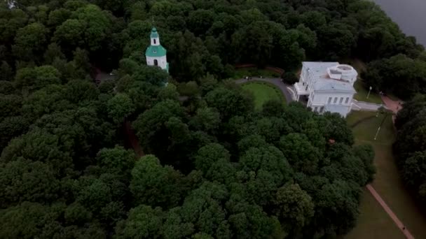 Posiadłość Drzewa Wybrzeżu Rzeki Luksusowy Dom Zielone Drzewa Położone Brzegu — Wideo stockowe