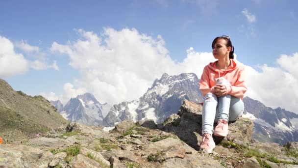 Vrouwelijke Reiziger Geniet Van Een Prachtig Uitzicht Bergachtig Gebied — Stockvideo