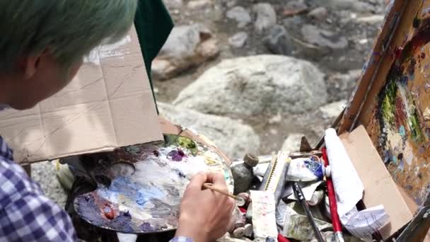 2020年7月26日 俄罗斯东湾 一名年轻女子在远足时在纸板上画画 描绘室外山景的画家 — 图库视频影像