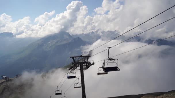 Teleférico Cima Montaña Con Clima Nublado Moderno Teleférico Con Bancos — Vídeos de Stock