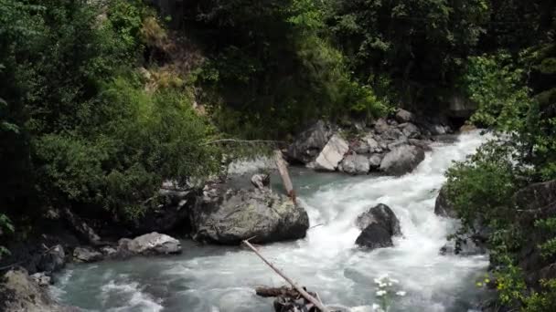 Gros Plan Voie Navigable Qui Coule Zone Montagneuse Rivière Montagne — Video