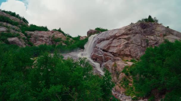 山間部を流れる水路の閉鎖 夏になると山間部の石を流れる川 — ストック動画