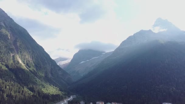 Een Pittoresk Landschap Berg Tegen Bewolkte Lucht Wolken Zweven Blauwe — Stockvideo