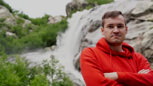 Junger Schöner Mann Vor Wasserfall — Stockvideo