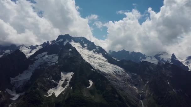 Een Pittoresk Landschap Berg Tegen Bewolkte Lucht Wolken Zweven Blauwe — Stockvideo