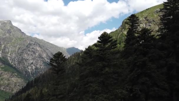 风景如画 高山与多云的天空相映衬 云彩飘扬在青天的山脊上 — 图库视频影像