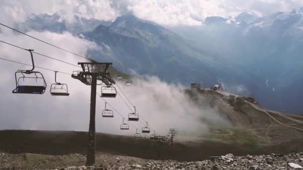 Teleférico Cima Montaña Con Clima Nublado Moderno Teleférico Con Bancos — Vídeos de Stock