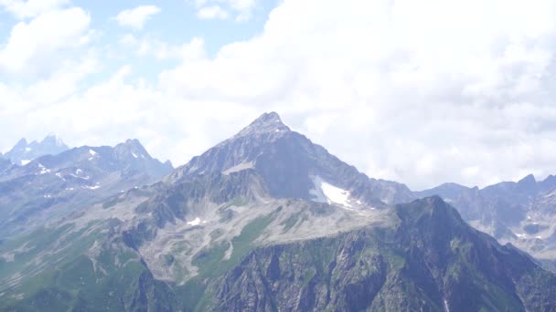 Picos Montanha Contra Céu Nublado Picos Rochas Magníficas Localizadas Contra — Vídeo de Stock