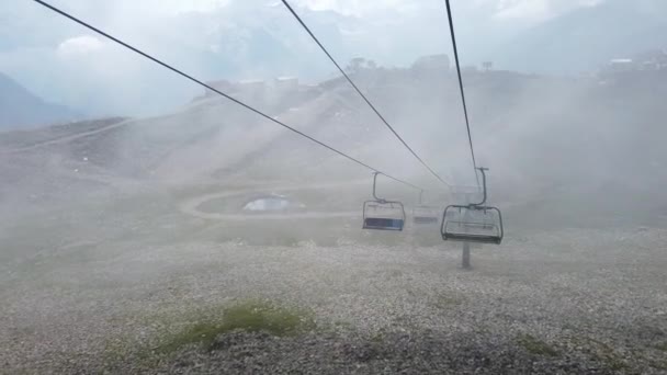 Bergbahn Bei Bewölktem Wetter Moderne Seilbahn Mit Bänken Atemberaubendem Bergigem — Stockvideo