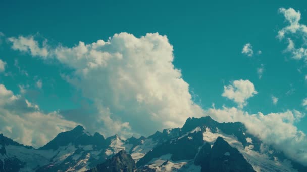 Paesaggio Pittoresco Montagna Contro Cielo Nuvoloso Nuvole Che Galleggiano Sul — Video Stock