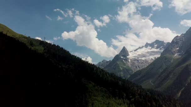 Een Pittoresk Landschap Berg Tegen Bewolkte Lucht Wolken Zweven Blauwe — Stockvideo