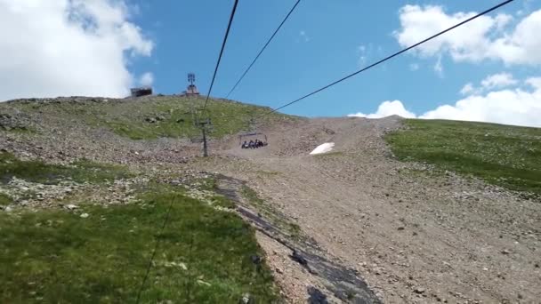Bergbahn Bei Bewölktem Wetter Moderne Seilbahn Mit Bänken Atemberaubendem Bergigem — Stockvideo