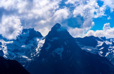 Kayalık dağlar güneşli bir günde bulutlarla örtülüydü. Çarpıcı dağ manzarası