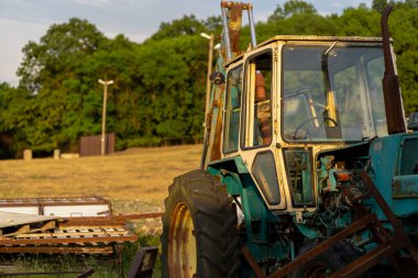 Kırsal kesimde yaz günü tarlada tarım çalışmaları sırasında hava şartları nedeniyle kazılan kazı alanı.