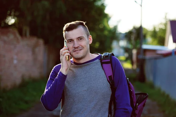 Hombre Hablando Por Teléfono Inteligente Suburbio Hombre Adulto Con Ropa — Foto de Stock