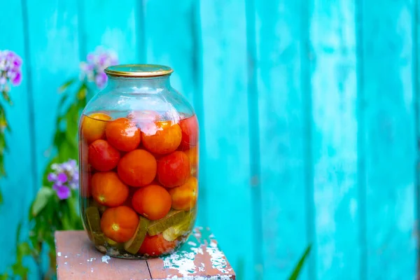 Большая Стеклянная Банка Маринованными Овощами Стуле Фоне Старого Деревянного Дома — стоковое фото