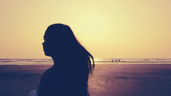海と夕日を背景に美しい女性のシルエット — ストック写真