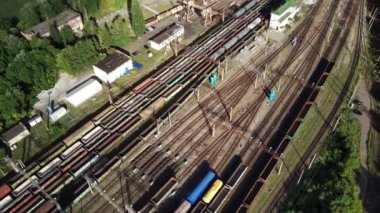 Kırsal kesimdeki tren istasyonunun havadan görüntüsü. Yaz mevsiminde yük trenleri olan tren istasyonunun kuş bakışı görüntüsü