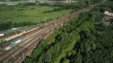 Kırsal kesimdeki tren istasyonunun havadan görüntüsü. Yaz mevsiminde yük trenleri olan tren istasyonunun kuş bakışı görüntüsü