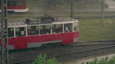 Voronezh, Rusya 16 Ağustos 2020: Modern tramvay yağmurlu havada istasyonda duruyor. Şehir caddesinde yağmurda çağdaş boş toplu taşıma.