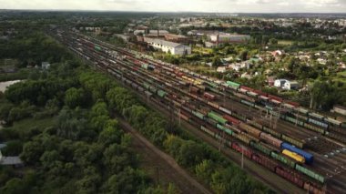 Kırsal kesimdeki tren istasyonunun havadan görüntüsü. Yaz mevsiminde yük trenleri olan tren istasyonunun kuş bakışı görüntüsü