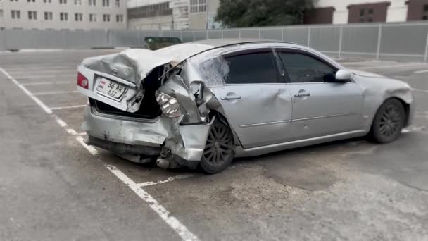 Woroneż, Rosja 16 lipca 2020: Samochód z zgniecioną maską i zderzakiem. Stary samochód z zgniecioną metalową maską zaparkowany na brukowanym parkingu. Samochód po wypadku — Wideo stockowe