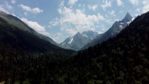 Malownicze Krajobrazy Góra Przeciw Chmurnemu Niebu Chmury Unoszące Się Błękitnym — Wideo stockowe