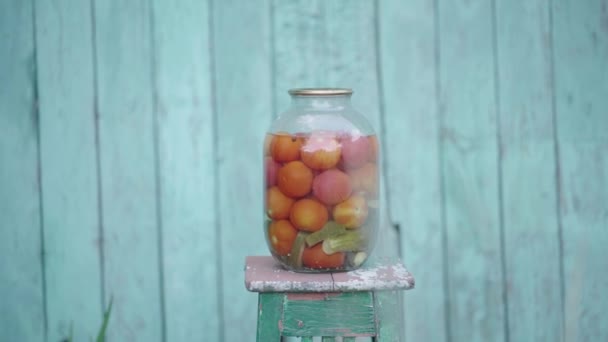 Frasco Vidro Grande Com Verduras Conservadas Escabeche Cadeira Fundo Velha — Vídeo de Stock