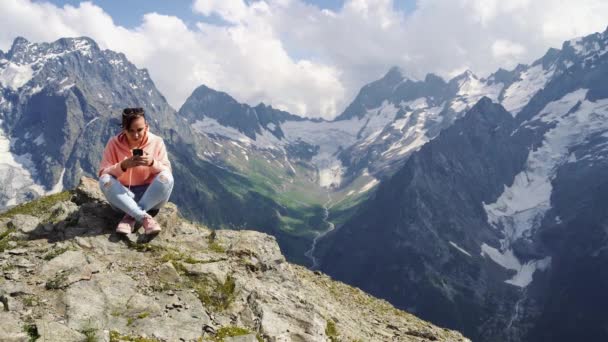 Ganzkörperfrau Sitzt Auf Einem Felsen Und Surft Sonnigen Tag Den — Stockvideo