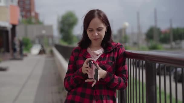 Une Jeune Femme Compte Argent Dans Son Portefeuille Debout Dans — Video