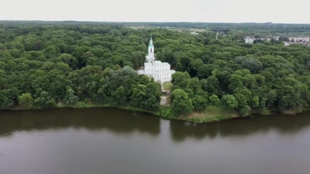 Posiadłość Drzewa Wybrzeżu Rzeki Luksusowy Dom Zielone Drzewa Położone Brzegu — Wideo stockowe