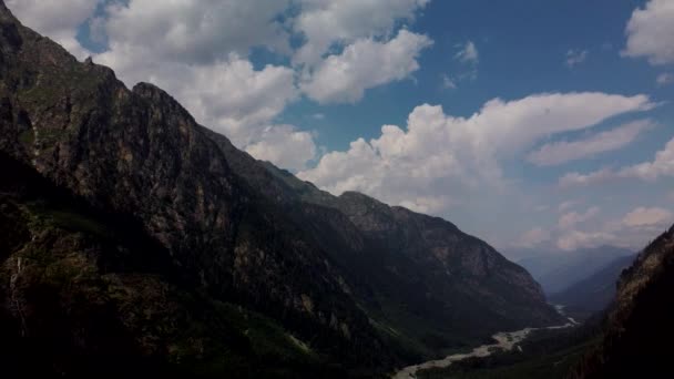 Paesaggio Pittoresco Montagna Contro Cielo Nuvoloso Nuvole Che Galleggiano Sul — Video Stock