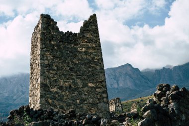 Eski taş kule. Eski şehrin antik taş binası.