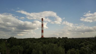 Ormanlık alandaki elektrik santralinin havadan görüntüsü. Bulutlu havada termik santralin kuş bakışı görüntüsü