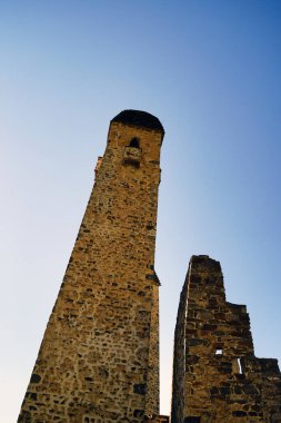 Eski taş kule. Eski şehrin antik taş binası.