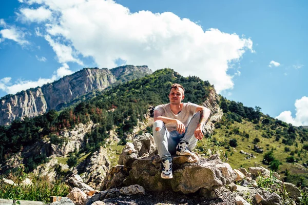 Jovem Sentado Colina Homem Sonhador Sentado Altitude Olhando Para Picos — Fotografia de Stock