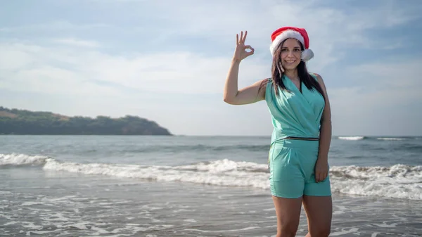 Mujer Celebrando Navidad Cerca Del Mar Deliciosa Hembra Sombrero Navidad — Foto de Stock