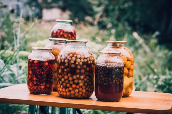 Primo Piano Succo Scatola Con Frutta Bacche Tavolo Giardino Vasi — Foto Stock